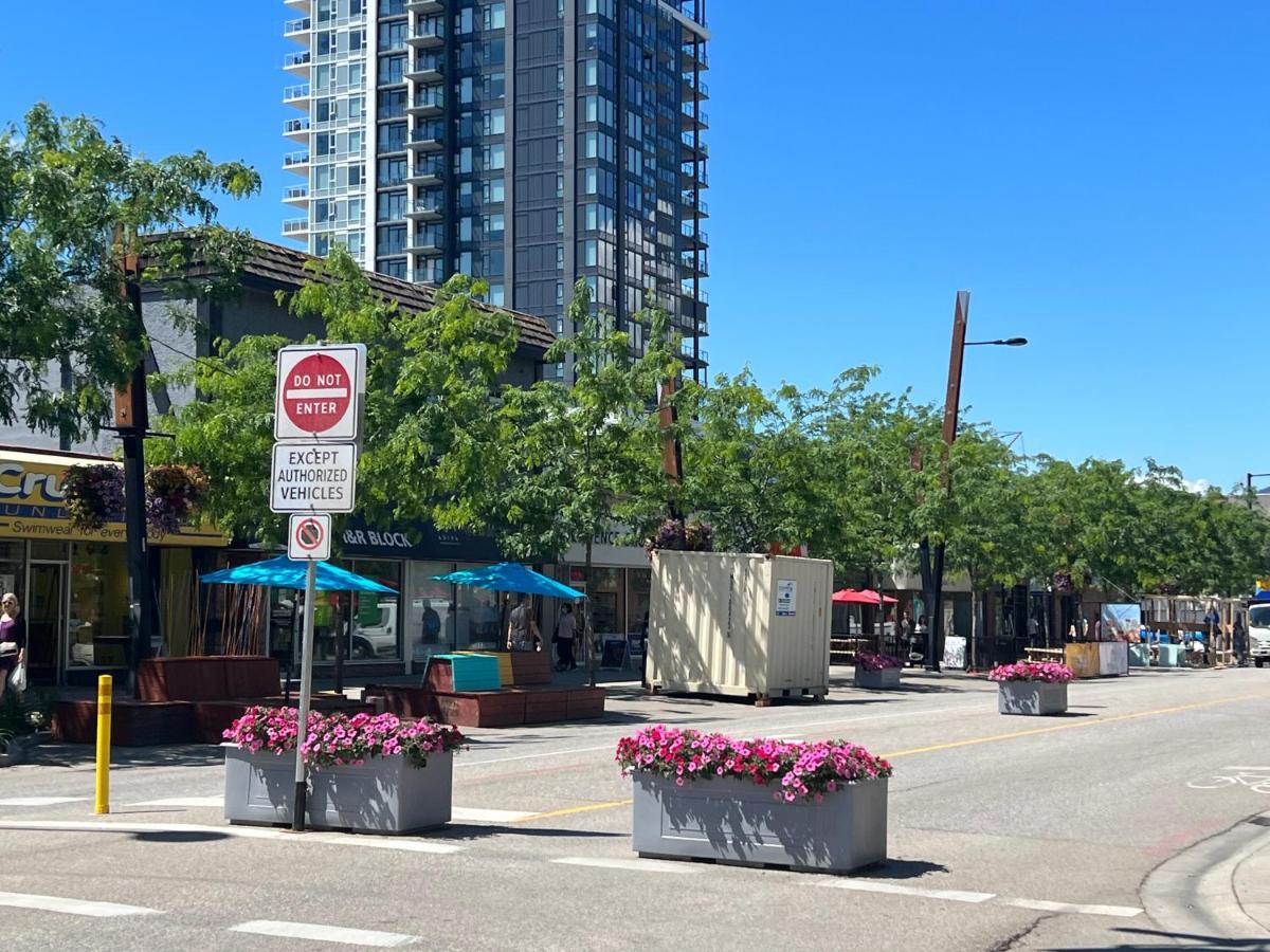 Amazing Brand New Lakeview Condo Downtown Κελόουνα  Εξωτερικό φωτογραφία