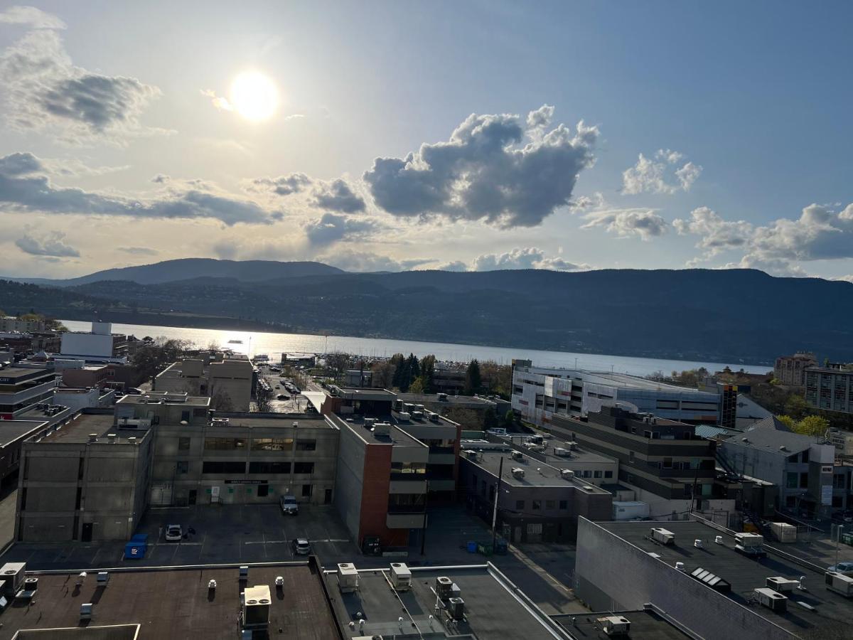 Amazing Brand New Lakeview Condo Downtown Κελόουνα  Εξωτερικό φωτογραφία