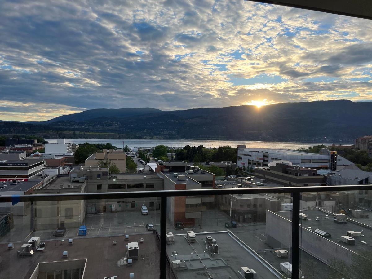 Amazing Brand New Lakeview Condo Downtown Κελόουνα  Εξωτερικό φωτογραφία