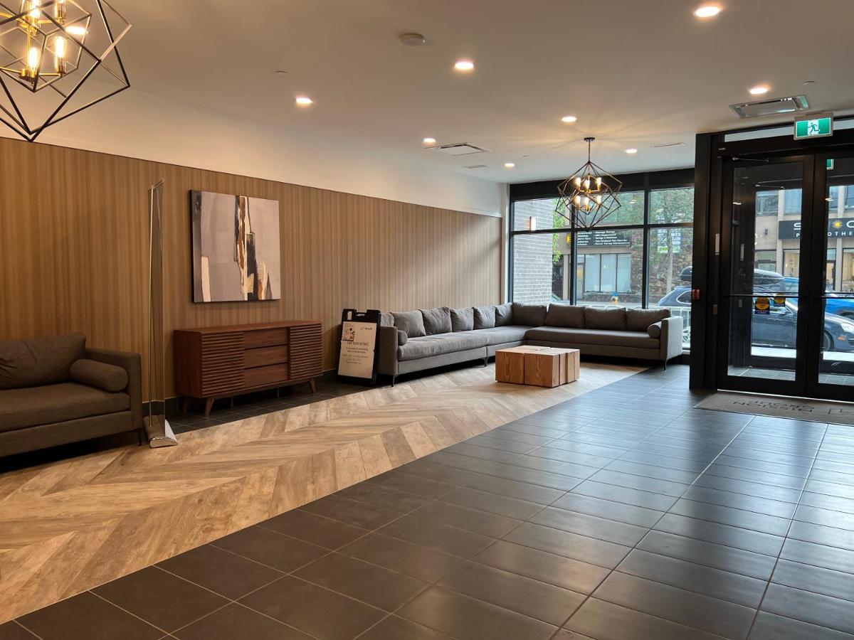 Amazing Brand New Lakeview Condo Downtown Κελόουνα  Εξωτερικό φωτογραφία